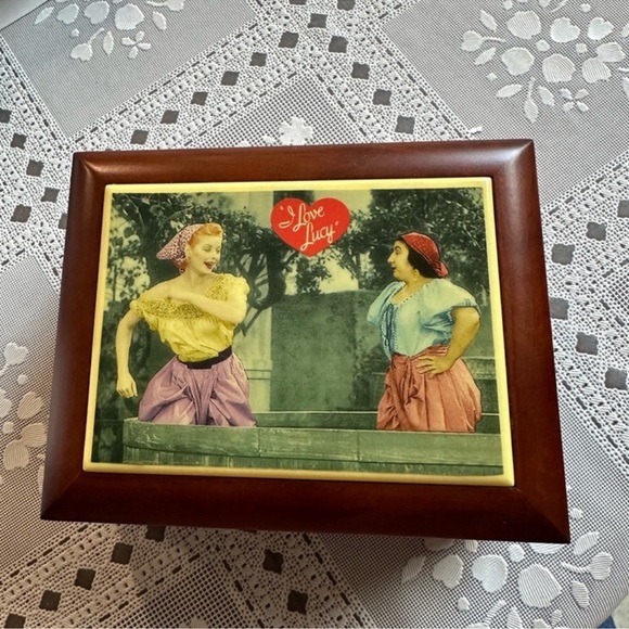 VINTAGE I LOVE LUCY WOOD MUSICAL JEWELRY BOX "STOMPING GRAPES" - Picture 9 of 9